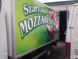 Szarvasi mozzarella dobozos autódekoráció, autó dekoráció 