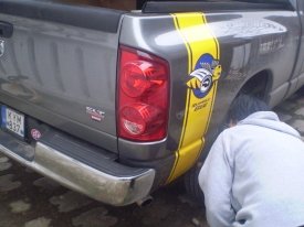 Dodge Ram matt fekete és színes versenycsík  autódekoráció, autó dekoráció